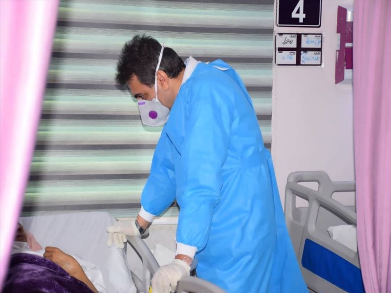 دکتر صادقی فوق تخصص ریه درحین ویزیت بیمار کرونایی